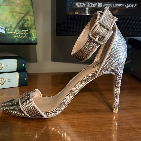 4. Mix No 6 Gold Heels, Size 8.5 - Picture 3 of 15